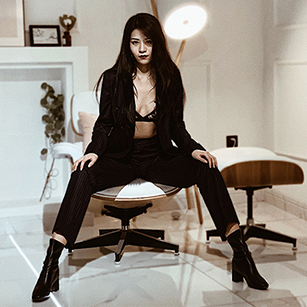 女士深棕霸氣西服定制